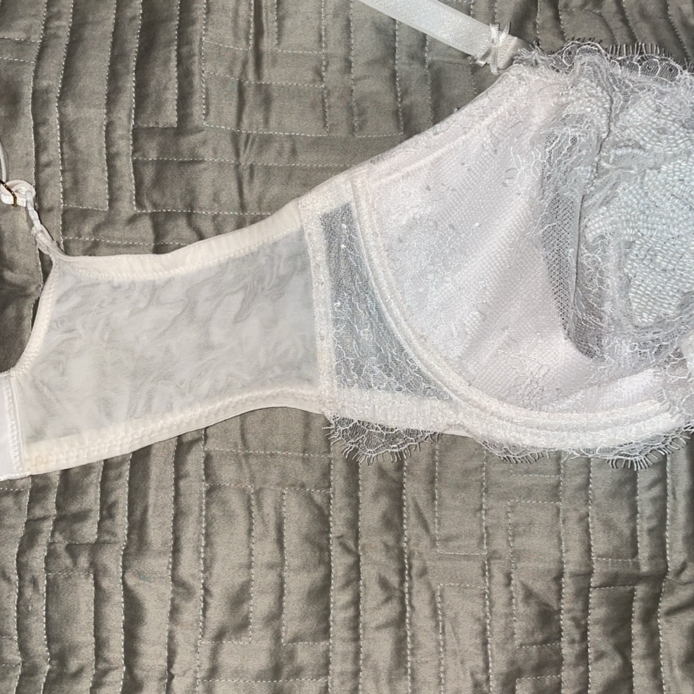 Victoria secret-Elegant Lace Underwire Bra - White - Picture 4 of 9